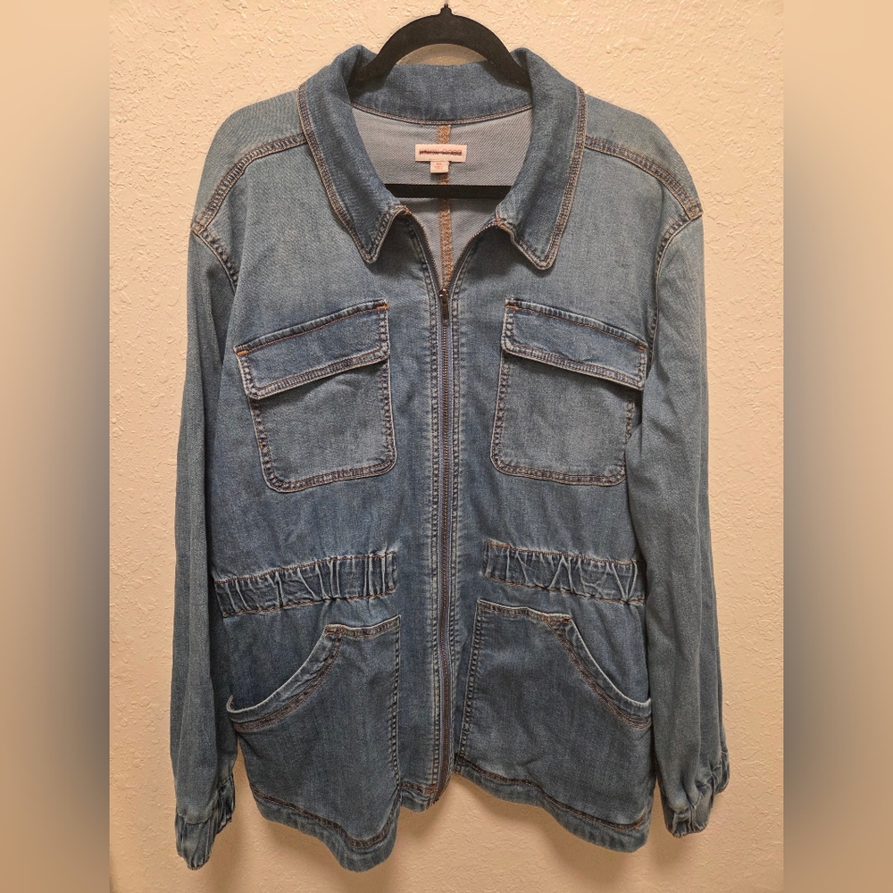 Casual Light Wash Denim Jacket with Front Pockets